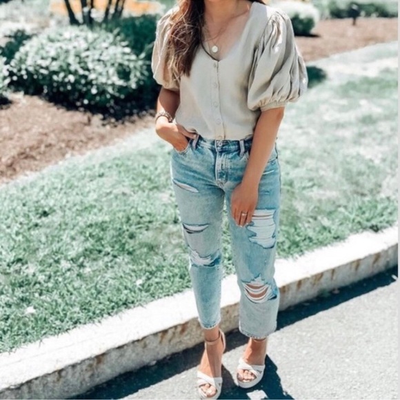 Like new  Abercrombie & Fitch size 28 (6R) light wash mid rise boyfriend jeans - Picture 2 of 3